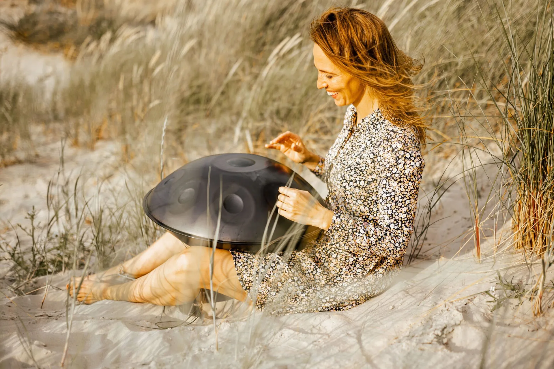 Lisann mit ihrer Handpan am Strand
